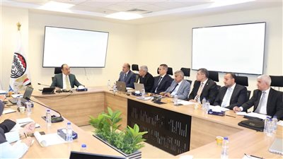 وزير قطاع الأعمال يتابع موقف مشروعات التطوير والتوسعات المستقبلية بشركات الأدوية التابعة