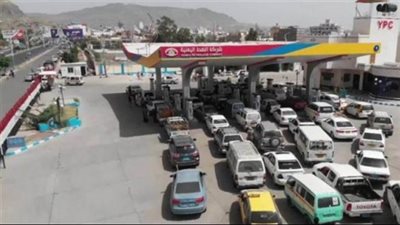 طوابير خانقة وأسعار مضاعفة وسط غياب الحلول..أزمة وقود خانقة تضرب مناطق الحوثيين في اليمن