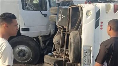 إصابة 20 شخصا فى تصادم تريلا مع أتوبيس بالطريق الإقليمى بالشرقية
