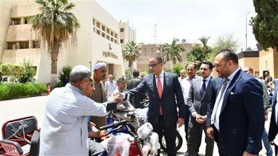 محافظ الفيوم يسلم 18 موتوسيكلًا مجهزًا طبيًا لذوي الهمم والاحتياجات الخاصة