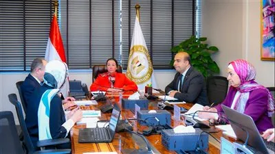 وزيرة البيئة تبحث مع رئيس شركة المقاولون العرب التعاون فى مجال إعادة تدوير المخلفات