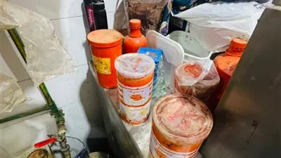 ضبط 7 أطنان مواد غذائية مجهول المصدر بأحد المحال في القليوبية