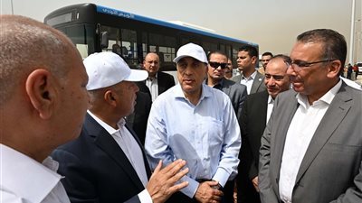 رئيس الوزراء يطلع على منظومة تشغيل الأتوبيس الترددي 