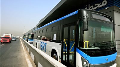 رئيس الوزراء يتفقد التشغيل التجريي للأتوبيس الترددي