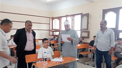 رئيس الإدارة المركزية لمنطقة القليوبية يتفقد امتحانات الابتدائية والاعدادية