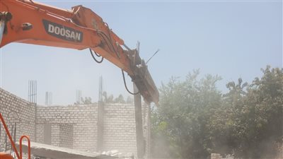 إزالة 24 حالة تعدٍ على أراضي الدولة والزراعة بفرشوط ضمن الموجة 26