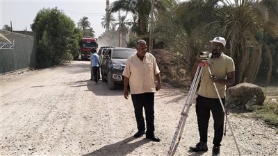 رئيس مركز قوص يتفقد مشروعات الطرق ويشدد على سرعة الإنجاز