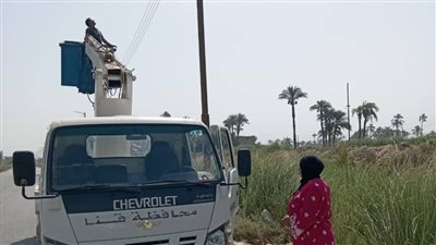 حملة مكبرة لصيانة واستبدال كشافات الإنارة بقرية السلامية في نجع حمادي