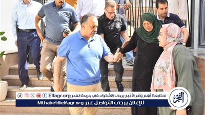 محافظ أسيوط يرافق سيدة لمستشفى الرمد ويوجه بعلاجها على نفقة التضامن الاجتماعي 