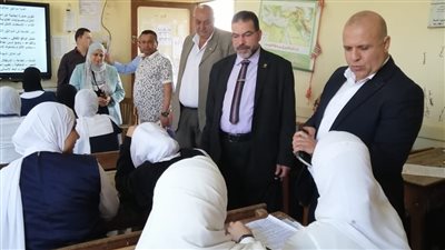 يؤدي طلاب الصف الثاني الاعدادي امتحان الدراسات الاجتماعية في الدقهلية 