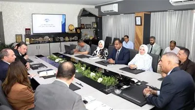 محافظ أسوان يلتقي وفد الهيئة العامة للتأمين الصحي الشامل