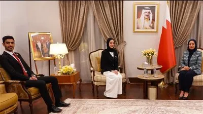 سفيرة البحرين بالقاهرة تستقبل الشباب البحريني المشارك بمنحة ناصر للقيادة الدولية