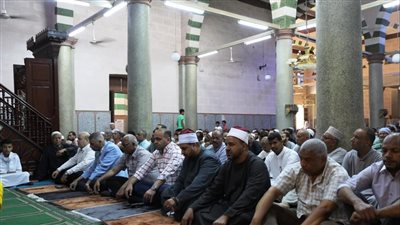 محافظ أسوان يؤدى صلاة الجمعة بالمسجد القبلى بشارع بورسعيد بكوم أمبو