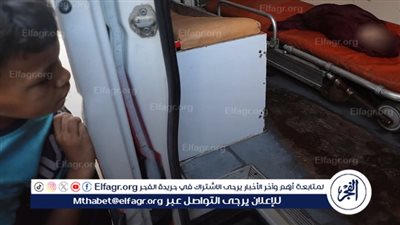 شاهد.. وجع الطفولة في عيون طفل: يحدّق في جثمان رضيع شهيد لا يعرفه لكن يشبهه