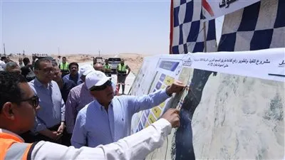 نائب رئيس مجلس الوزراء للتنمية الصناعية وزير الصناعة والنقل يتفقد المنطقة الصناعية بالمطاهرة بمحافظة المنيا 