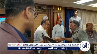 محافظ أسيوط يسلم تأشيرات السفر وملابس الإحرام لـ 320 حاج من حجاج الجمعيات الأهلية 