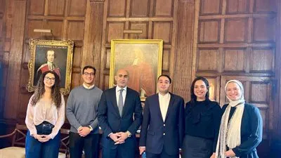 عبد اللطيف يلتقي طلاب جامعة كامبريدج ويشيد بنماذج مشرفة للخارج