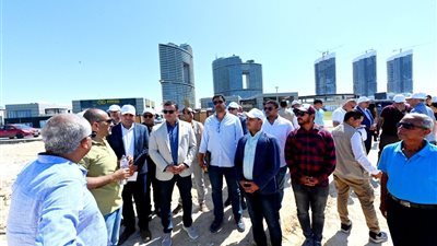 وزير الإسكان يتفقد كومباند مزارين والممشى السياحي وأعمال تجهيز الشاطئ بمدينة العلمين الجديدة