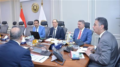 وزير التموين يعقد اجتماعًا مع رئيس مجلس إدارة شركة السكر والصناعات التكاملية لبحث خطط التطوير وتعزيز الإنتاج المحلي.