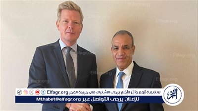 وزير الخارجية والهجرة يلتقي المبعوث الأممي لليمن في عمان