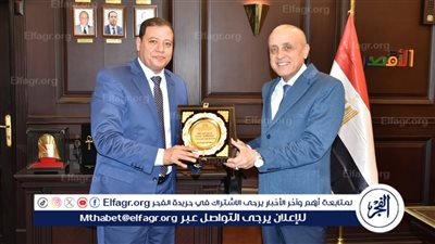 مدير إحدى الشركات السياحية يكرم محافظ الأقصر تقديرًا لنجاحه في دعم الموسم السياحي 2025