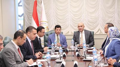 وزير التعليم يبحث مع وزير الرياضة سبل تعزيز التعاون بين الوزارتين لإطلاق دوري المدارس 
