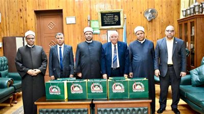 الأمين العام للشئون الإسلامية يُهدي كلية الشريعة والقانون مجموعة من الإصدارات المترجمة