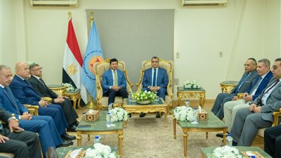 وزيرا الإنتاج الحربي والشباب والرياضة يتابعان التعاون داخل مصنع 