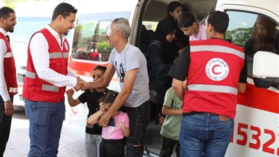 الهلال الأحمر المصري: توزيع آلاف الملابس على الأسر الفلسطينية والمصرية الأكثر احتياجًا