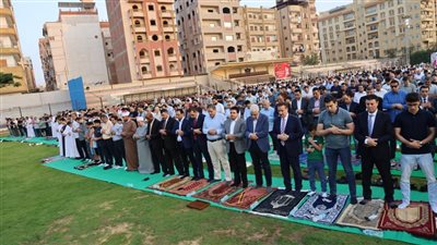  محافظ المنوفية يؤدى شعائر صلاة عيد الأضحى وسط أبناء وأهالي المحافظة بساحة نادى جمهورية شبين