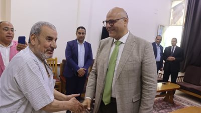 محافظ القليوبية يقدم التهنئة للمسنين ويقدم لهم الهدايا والورود - صور