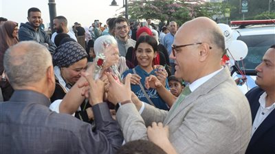 محافظ القليوبية يوزع الورود على الزائرين بمنطقة الكورنيش ببنها