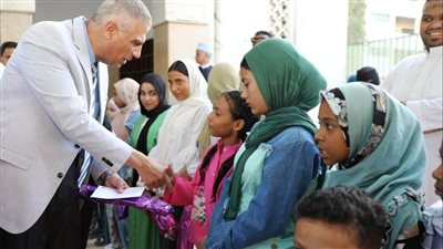 محافظ أسوان يوزع كروت تهنئة رئيس الجمهورية والهدايا والعيدية على الأطفال الإيتام
