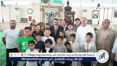 محافظ مطروح يؤدي صلاة العيد وسط الأهالي بالمسجد الكبير