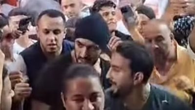 بهذه الطريقه.. أحمد العوضى يحتفل بالعيد مع أهل منطقته فى عين شمس