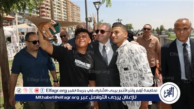 الشباب يلتقطون «سيلفي» محافظ بني سويف بالممشى السياحي إحتفالًا بعيد الأضحى