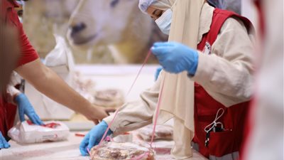 «عيدنا فرحة وتكافل».. الهلال الأحمر المصري يوزع لحوم الأضاحي وملابس العيد على الأسر الأكثر احتياجًا