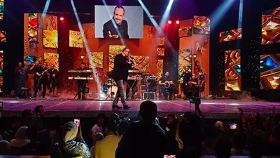 بحضور خالد جلال.. حفل هشام عباس كامل العدد على مسرح البالون