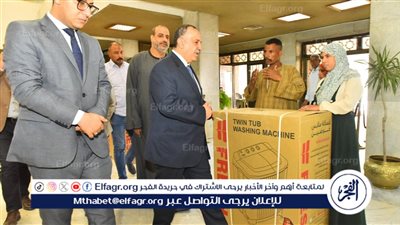 محافظ أسيوط يوزع 10 أجهزة عرائس على الأسر الأولى بالرعاية