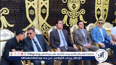  محافظ الدقهلية يقدم واجب العزاء لأسرة خالد عبدالعال بطل إنقاذ مدينة العاشر من رمضان