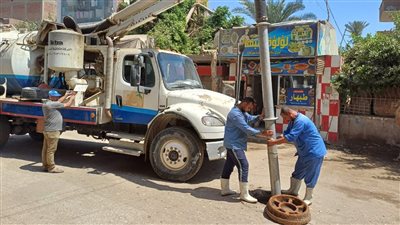 مياه الفيوم تطهير شبكات الصرف الصحي بسيارات الفاكيوم والكباش لرفع آثار ذبح الأضاحي