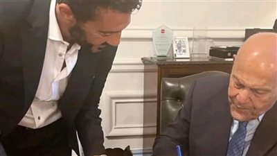 لحظات مميزة.. خالد النبوي يشارك مجدي يعقوب حفل توقيع كتاب الأخير