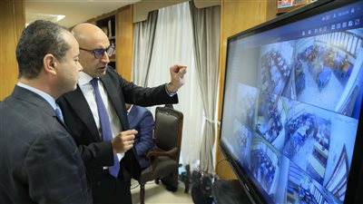 أول أيام الماراثون.. وزير التعليم داخل غرفة العمليات المركزية لمتابعة امتحانات الثانوية العامة