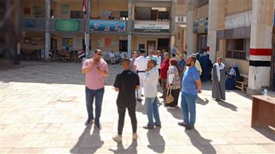 رئيس مدينة العياط يوزع المياه المعدنية والأقلام على طلاب الثانوية العامة