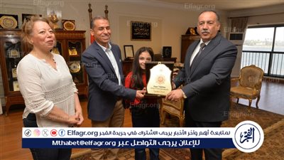 تقديرًا لوعيها البيئي والمجتمعي..محافظ أسيوط يكرم طالبة بالصف الخامس الابتدائي ويمنحها درع المسئولية المجتمعية 