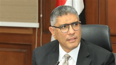 محافظ الجيزة يوجّه بسرعة صرف التعويضات لأسر ضحايا حادث سقوط مدخنة مصنع الطوب بالصف