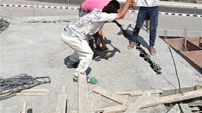 محافظ الجيزة يتابع إزالة 3 أدوار مخالفة بعقارات في حي الهرم