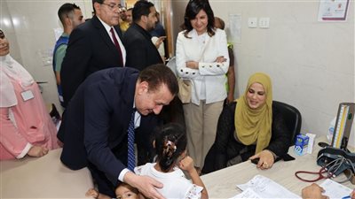 محافظ المنوفية والسفيرة نبيلة مكرم يدشنان القافلة الثانية للتحالف الوطني من قوافل 