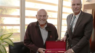 محافظ أسوان يهدى مفتاح المدينة لجراح القلب العالمى الدكتور مجدى يعقوب.. ويطلق إسمه على محور وكوبرى بديل الخزان