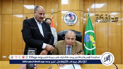 وسط أجواء من الفرحة.. محافظ المنيا يهنئ أوائل الشهادة الإعدادية 